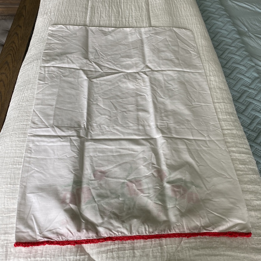 Vintage Pair Of Red Tulips Painted Pillowcases! - Picture 7 of 7